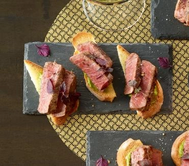 201612 kleine rindsfilet toasts mit salsa verde